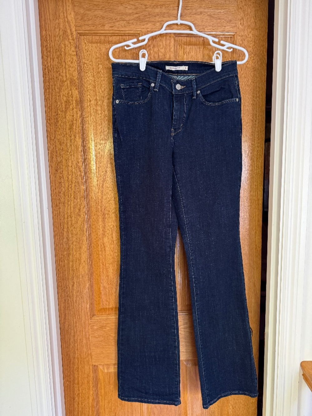 Levi’s classic bootcut jeans. Size 6. Approx 32 in. Never worn.